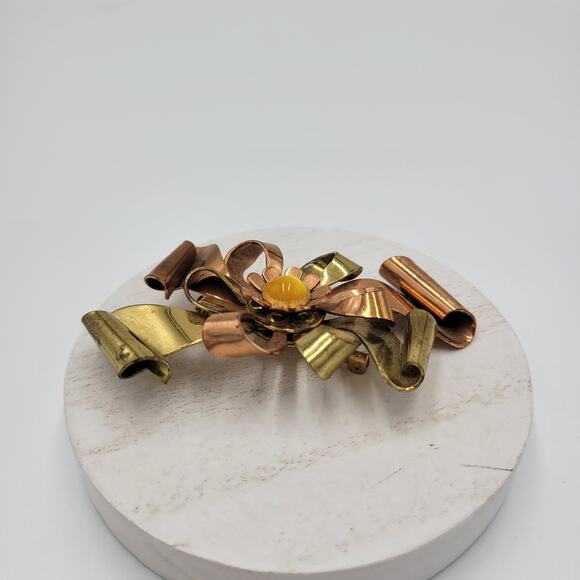 Vintage Two Tone Copper & Gold Ribbon Flower Brooch Pin Yellow Faux Pearl Stone - Picture 6 of 12